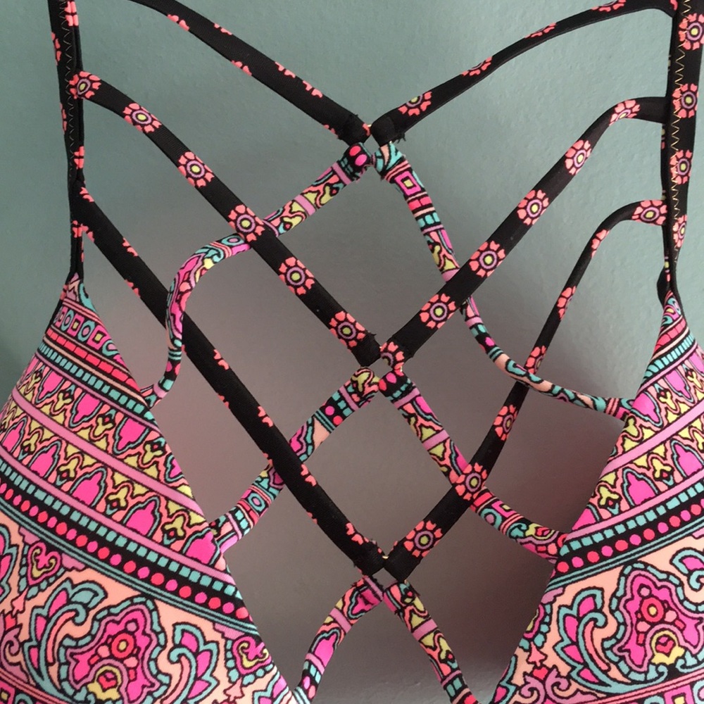 Shade & Shore Cross-Front Bikini Top - Picture 2 of 4
